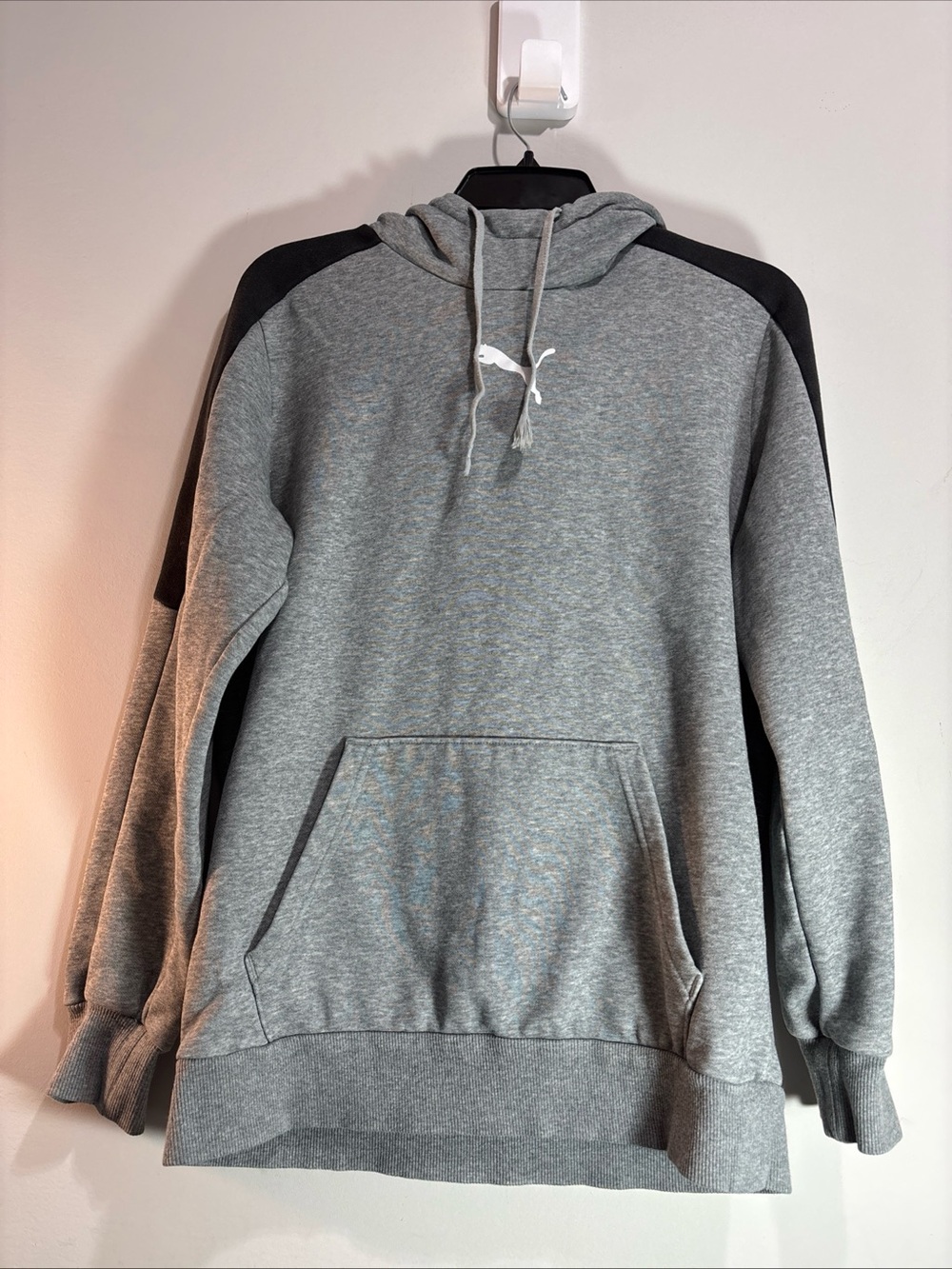 Puma Men's Gray Pullover Hoodie with Black Accents. 1316